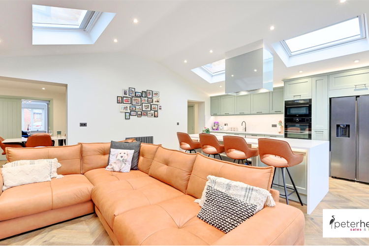 Open Plan Breakfasting Kitchen And Family Area - Picture 6 of 41