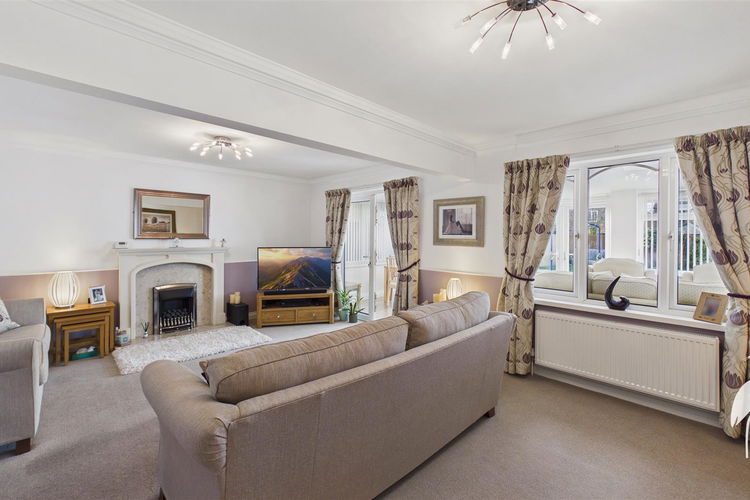 Lounge/Dining Room - Picture 3 of 37