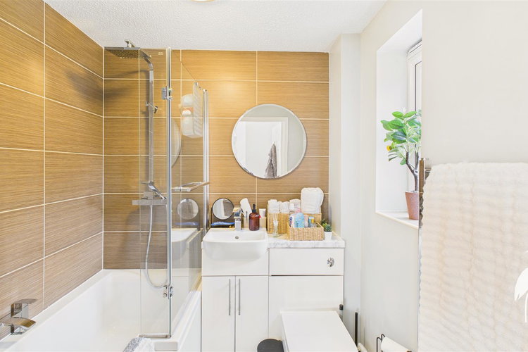 Bathroom - Picture 10 of 11