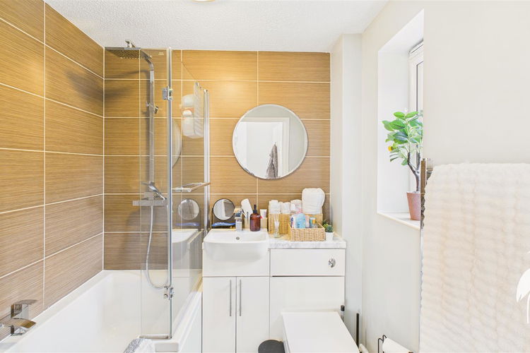 Bathroom - Picture 10 of 11