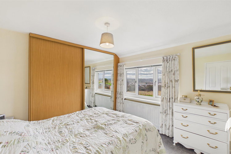 Bedroom 1 - Picture 10 of 21