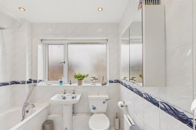 Family Bathroom - Picture 41 of 51