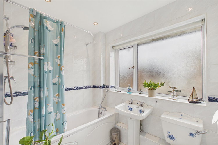 Family Bathroom - Picture 42 of 51