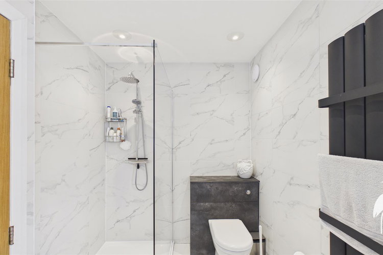 Shower Room - Picture 14 of 25