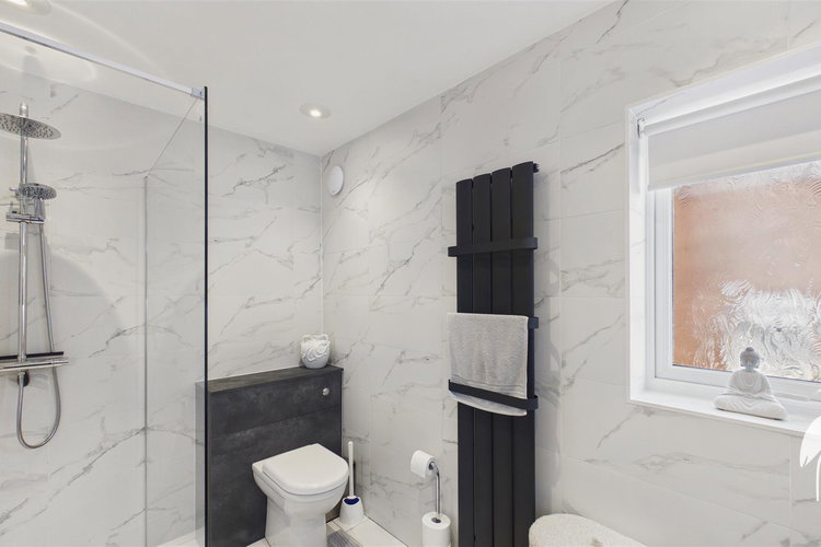 Shower Room - Picture 15 of 25