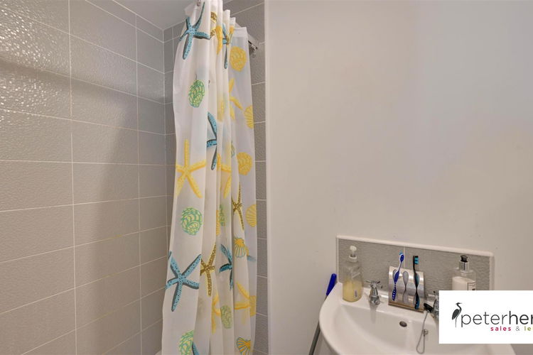 En Suite Shower Room - Picture 11 of 18
