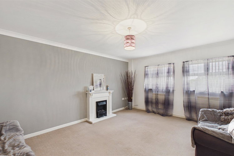 Lounge - Picture 2 of 13