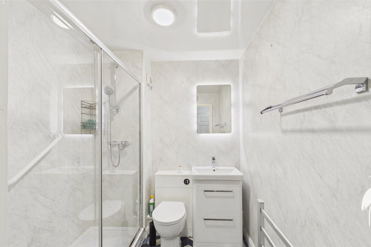 Showerroom - Picture 14 of 19