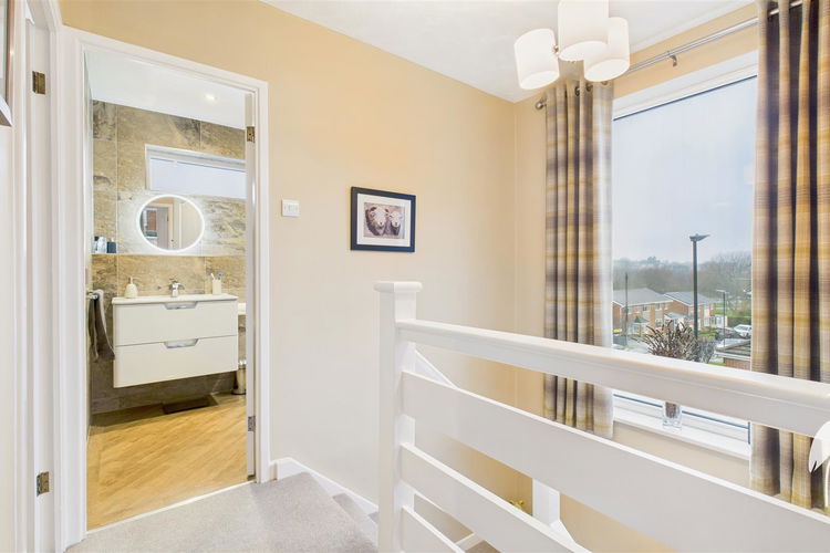 First Floor Landing - Picture 24 of 31