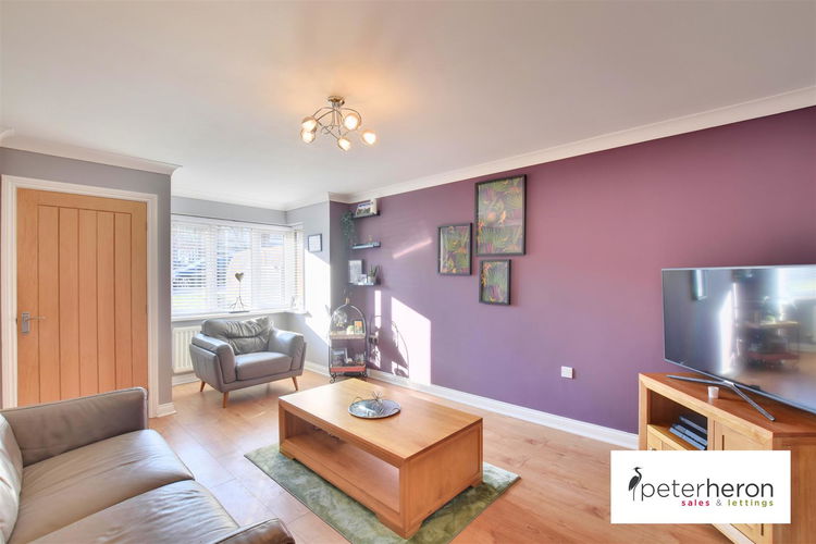 Lounge - Picture 2 of 24