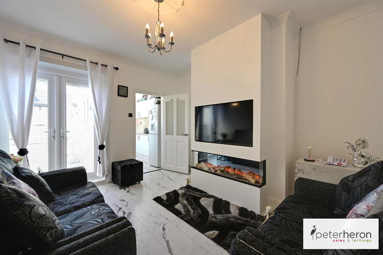 Lounge - Picture 2 of 11
