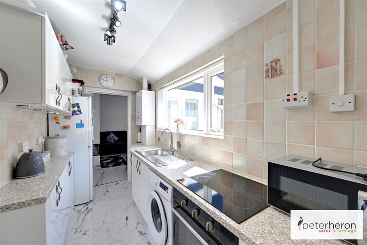 Kitchen - Picture 4 of 11
