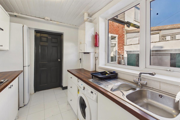 Kitchen - Picture 7 of 14