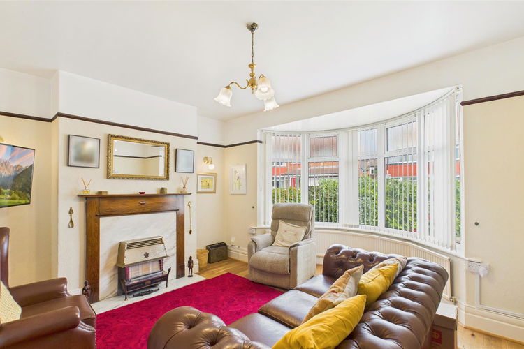 Lounge - Picture 2 of 21