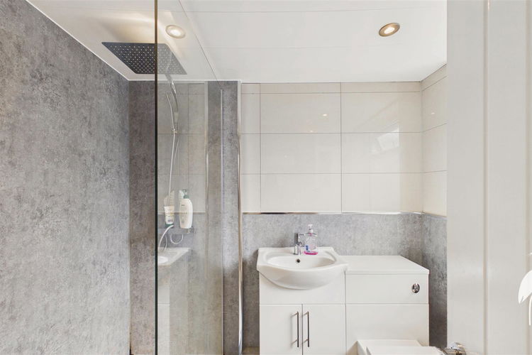 Shower Room - Picture 16 of 25