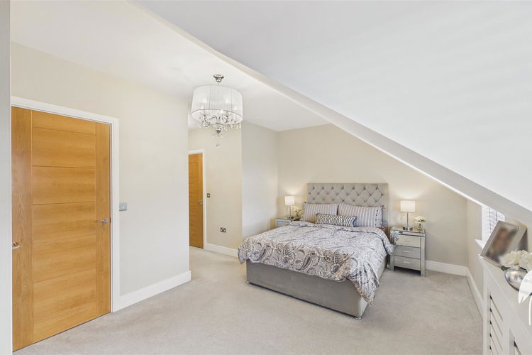 Principal Bedroom - Picture 28 of 39