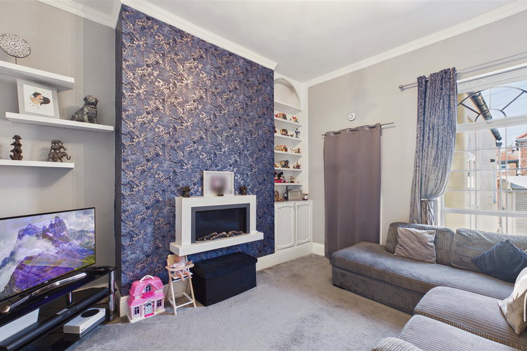 Lounge - Picture 2 of 17