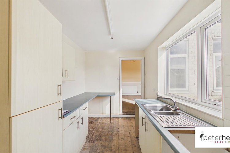 Kitchen - Picture 4 of 17