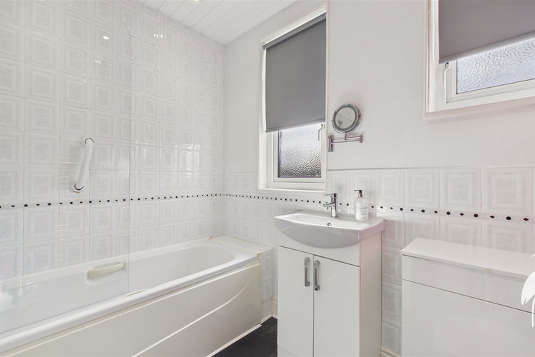 Bathroom - Picture 15 of 20