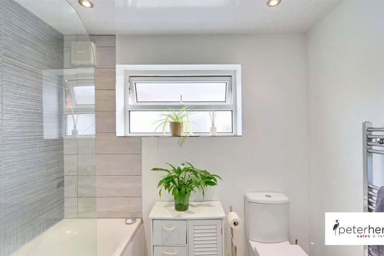 Bathroom - Picture 10 of 20