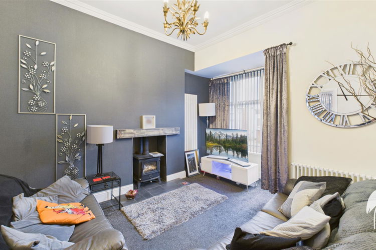 Lounge - Picture 2 of 13