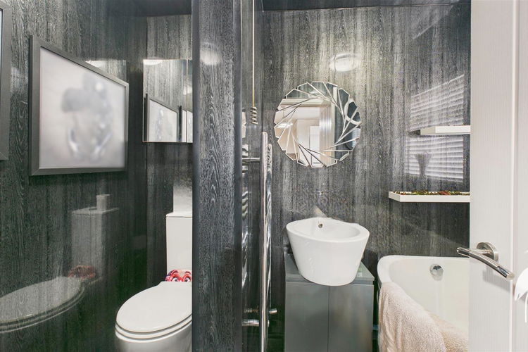 Bathroom - Picture 10 of 13