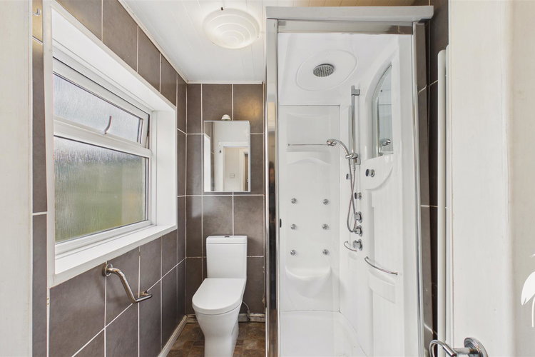Shower Room - Picture 7 of 17