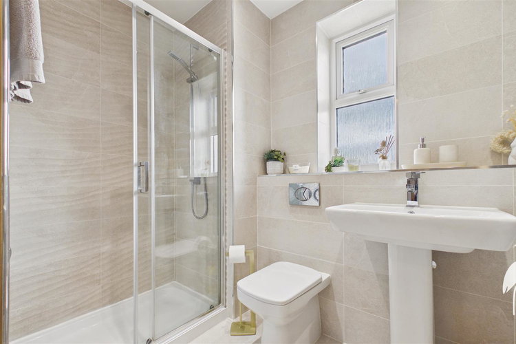 Family Bathroom - Picture 24 of 51