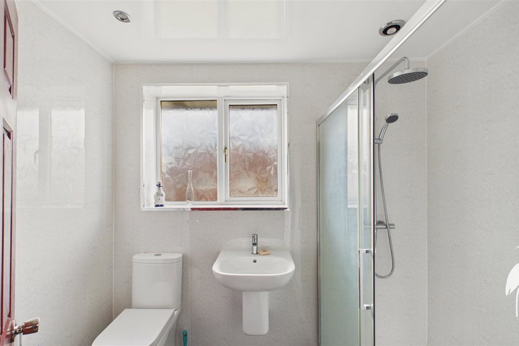 Shower Room - Picture 18 of 21