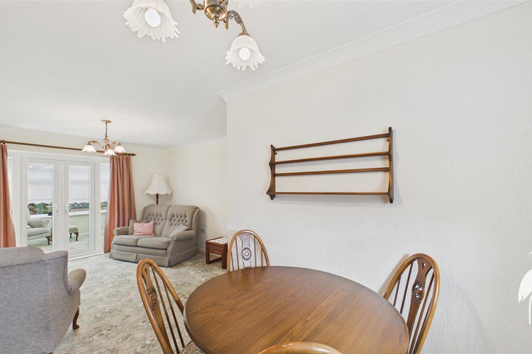 Lounge/Diner - Picture 5 of 16