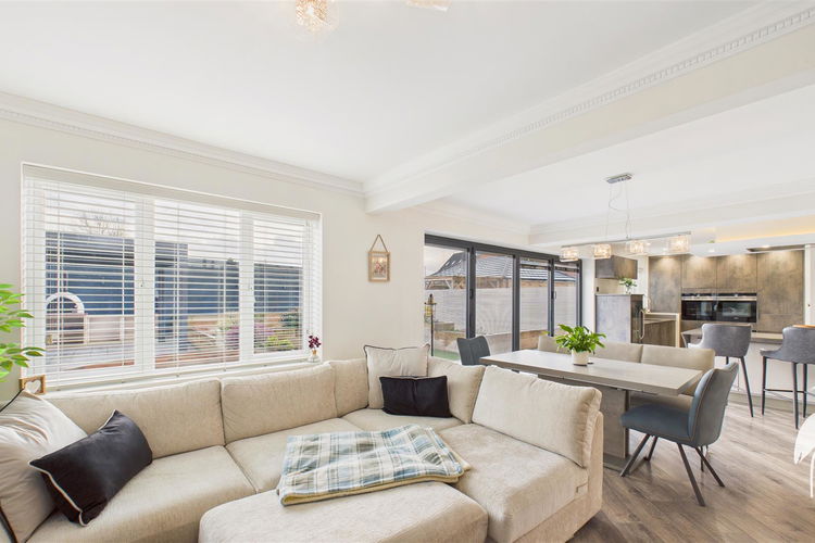 Living Area - Picture 13 of 46