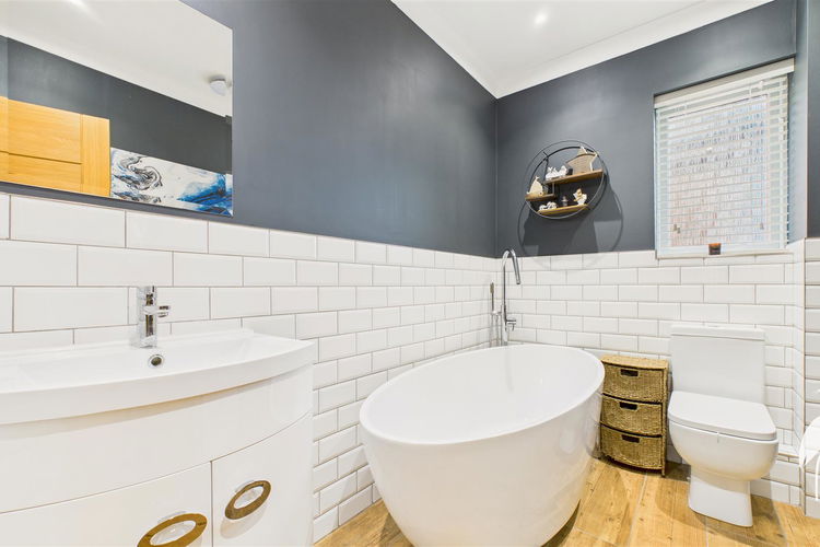 Family Bathroom - Picture 33 of 46