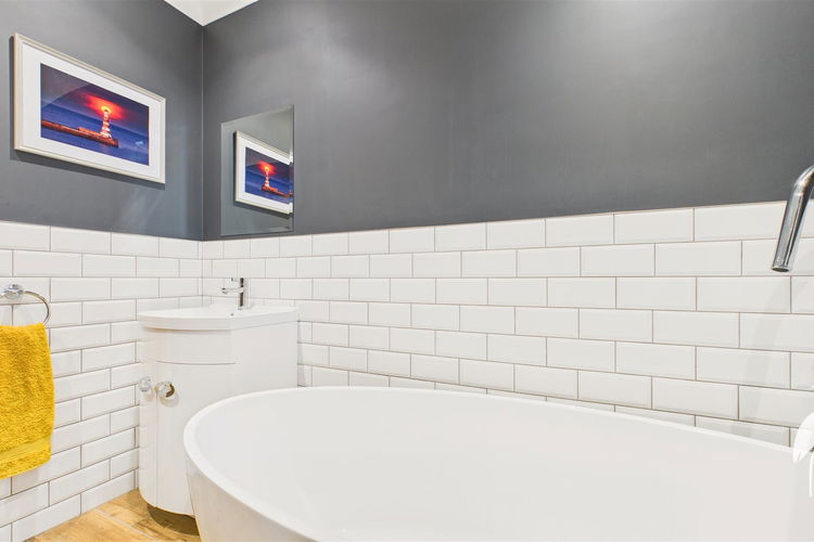 Family Bathroom - Picture 34 of 46