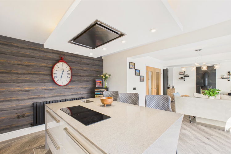 Living Area - Picture 9 of 46