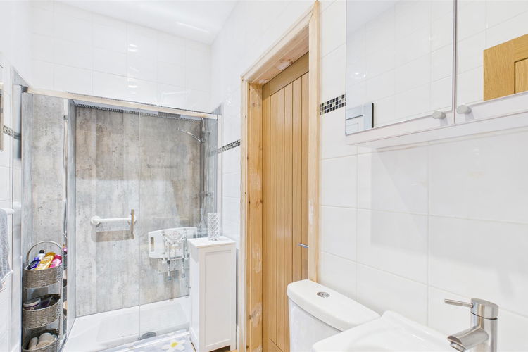 Shower Room - Picture 11 of 19