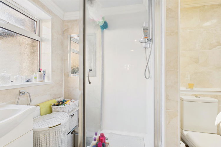 Shower Room - Picture 8 of 15