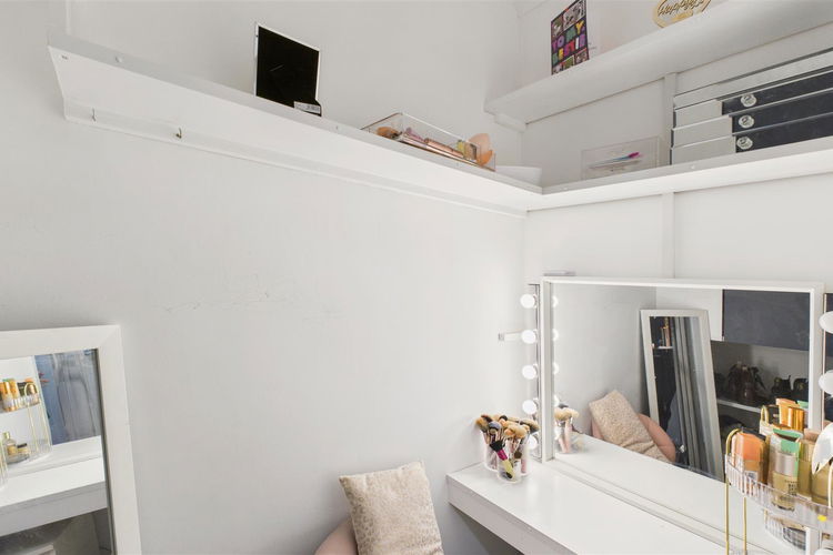 Dressing Area - Picture 10 of 13