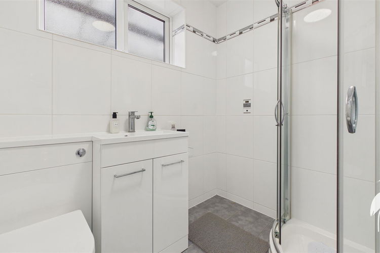 Shower Room - Picture 13 of 16