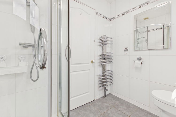 Shower Room - Picture 14 of 16