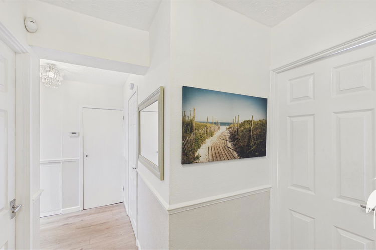 Entrance Hall - Picture 7 of 18