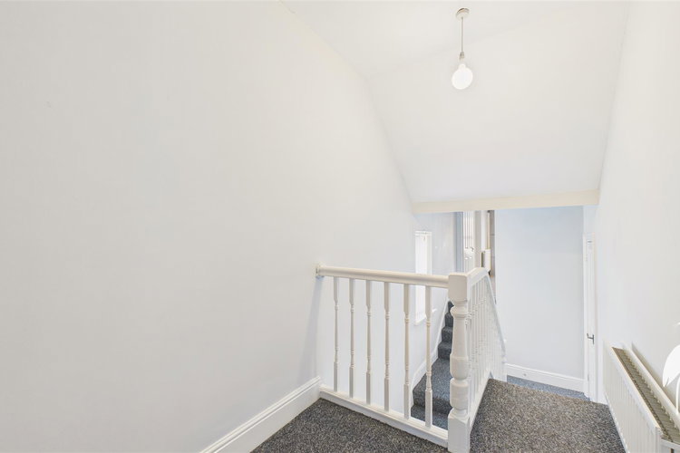 Spacious Landing - Picture 7 of 11
