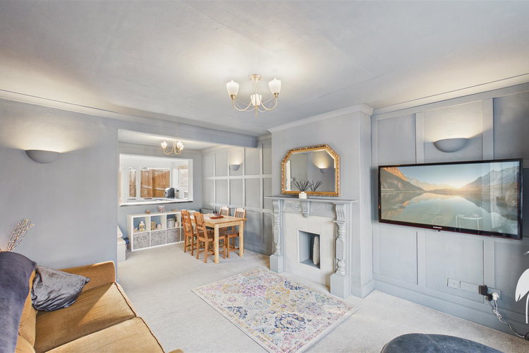 Lounge - Picture 3 of 26