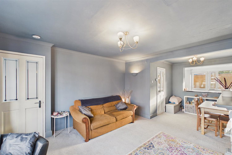 Lounge - Picture 4 of 26