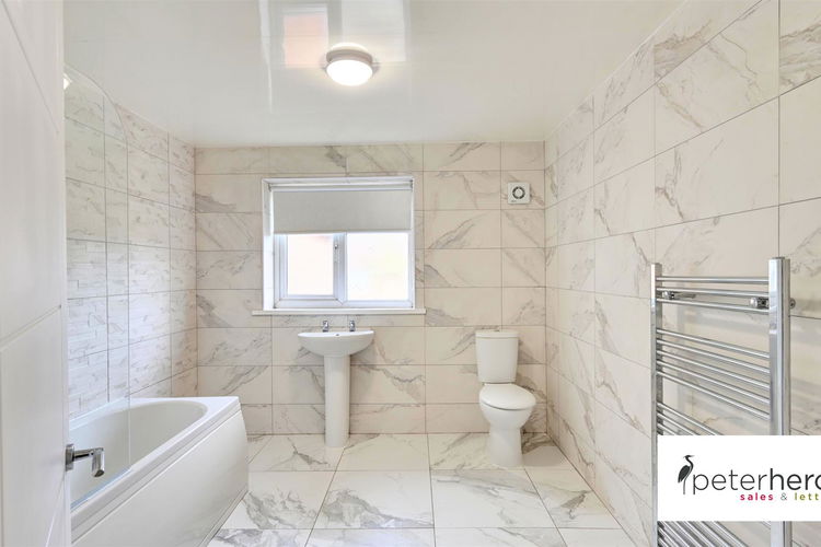 Family Bathroom - Picture 11 of 14