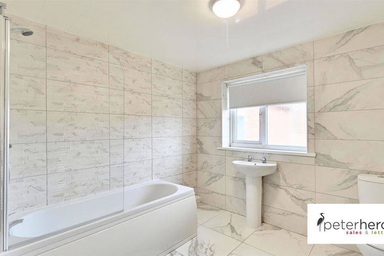 Family Bathroom - Picture 12 of 14