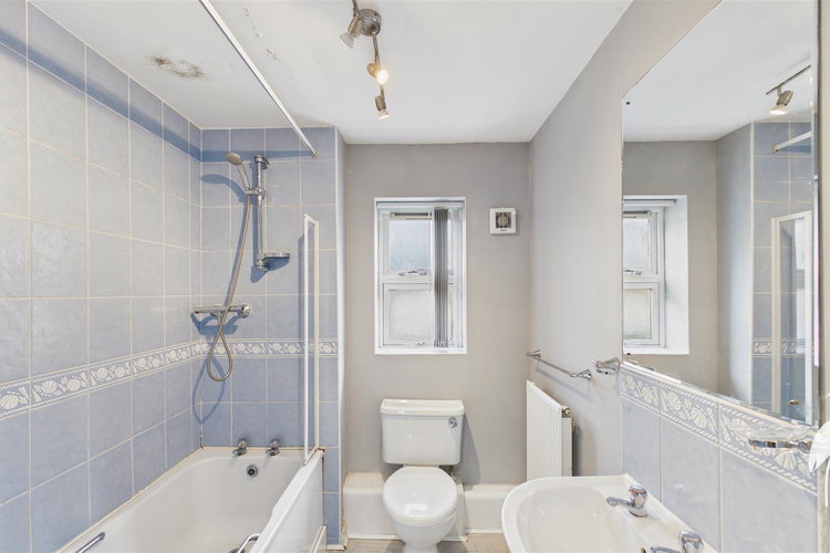 Bathroom - Picture 10 of 11