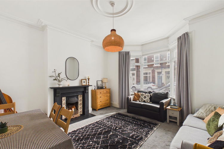 Lounge - Picture 2 of 21