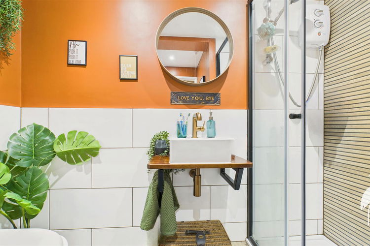 Utility/Shower Room - Picture 10 of 29