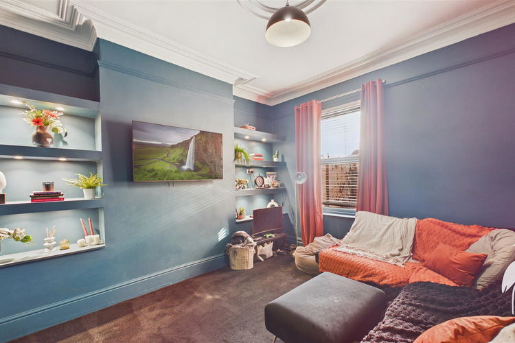 Lounge - Picture 2 of 28