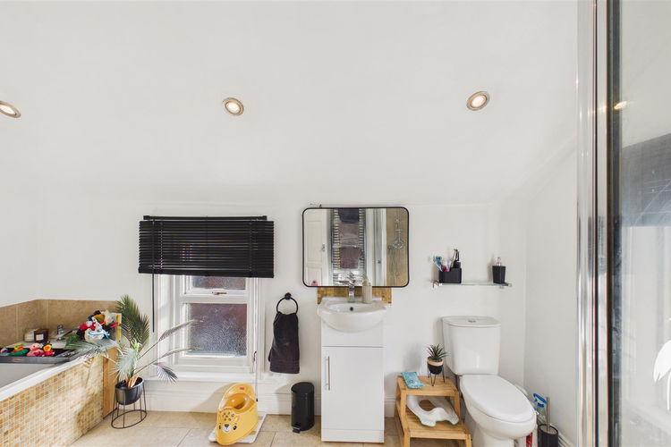 Bathroom - Picture 25 of 28